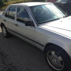 Mercedes Benz 230E *Solgt*