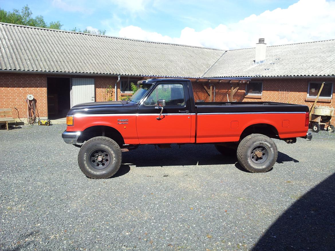 Amerikaner Ford F250 HD 4X4 - Dybsort og Case IH rød billede 8