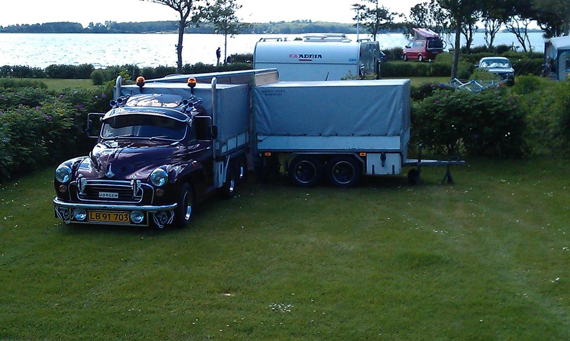 Austin-Morris Minor 1000 Pick-up. Mr Ti hunne. - Sådan står bil og trailer når jeg er på træf.Sover i traler, derfor er den klodset op billede 7