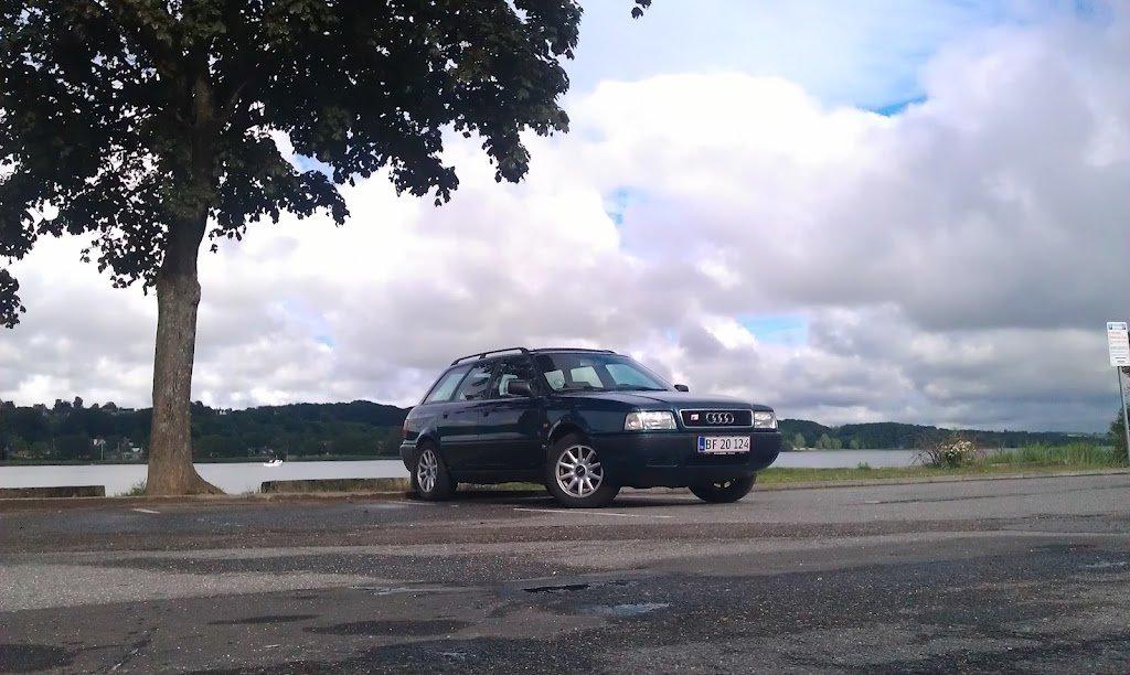Audi 80 Avant 1,9 TDi - Nyvasket med dansk sommer med sol, regn og skyer i baggrunden billede 1