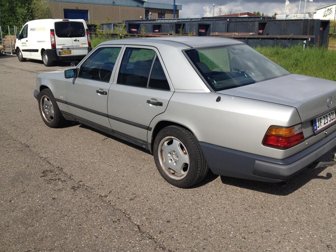 Mercedes Benz 230E *Solgt* billede 1