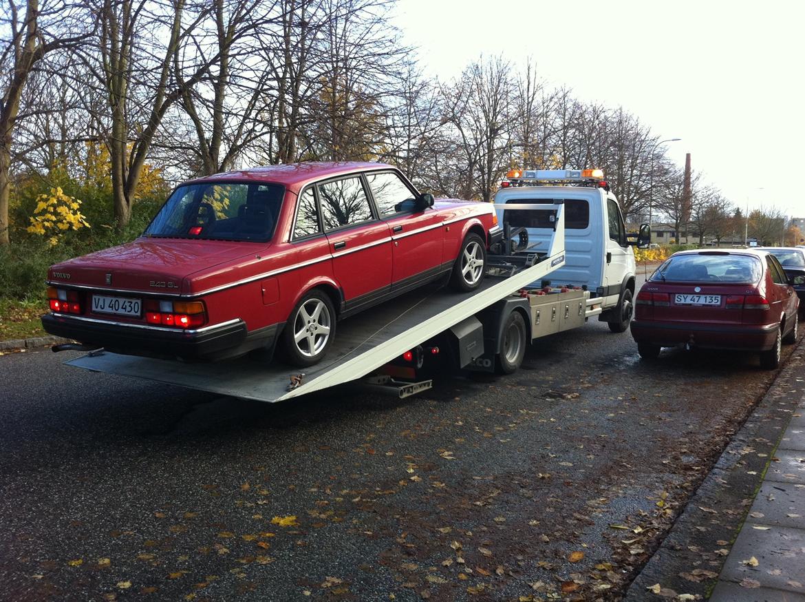 Volvo 240 GL sedan - Bilen fortsatte lige ud, da jeg drejede, så en kantsten satte en stopper for den ene bærearm. Et hjul har lidt svært ved at komme over, når det er på tværs af kantstenen.  billede 6