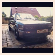 BMW E30 320i