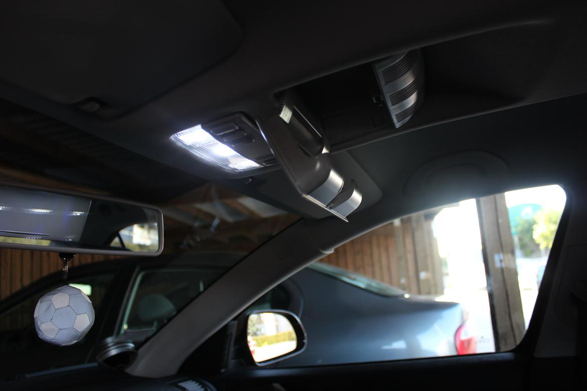 Skoda Octavia GreenLine - 6 læselamper med LED pære 6000K
Opbevaring box til solbriller
 billede 13