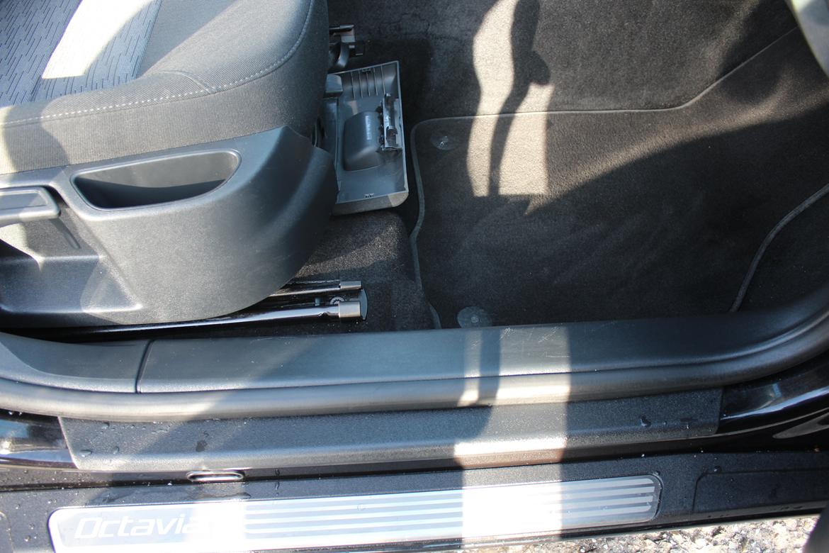 Skoda Octavia GreenLine - Opbevaring box under passager sæde billede 20