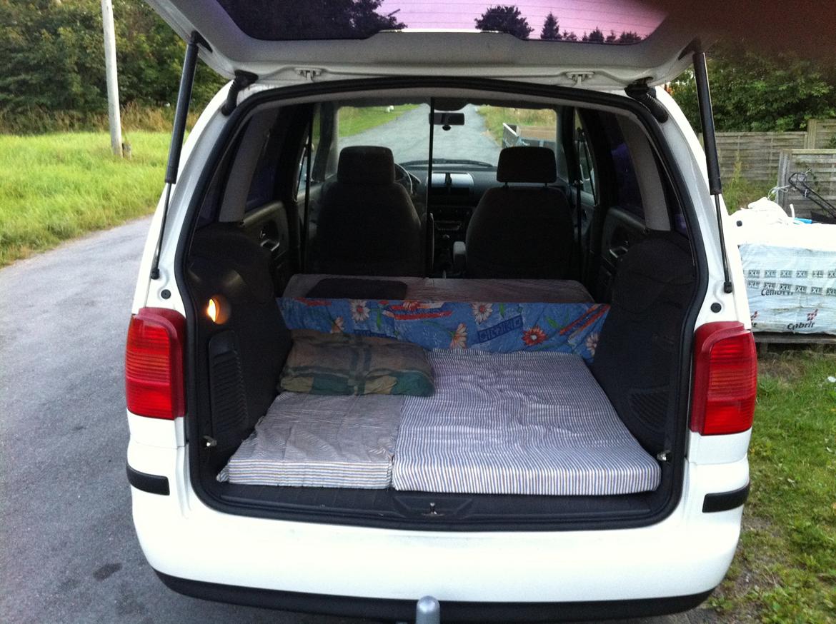 VW sharan - har lagt en skummadras bag i bilen til hunden han skal jo ligge godt. billede 17