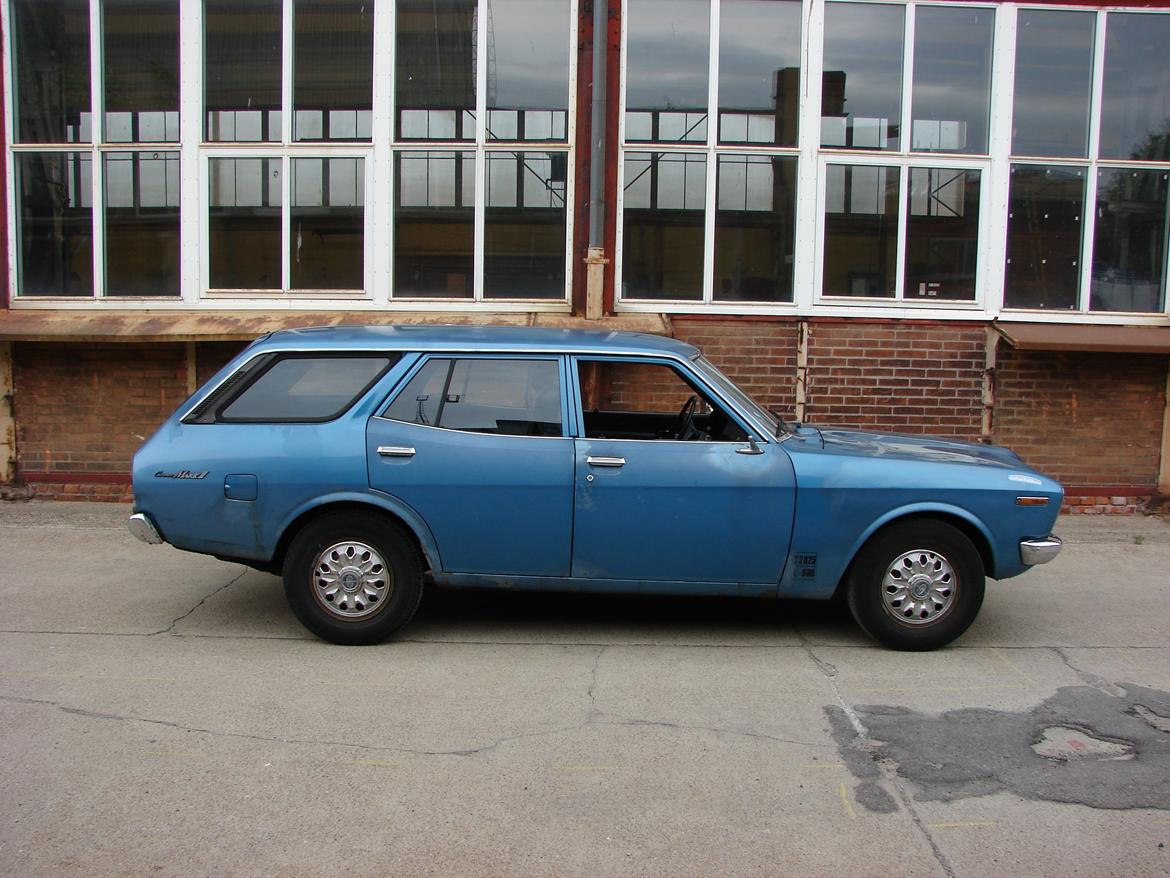 Toyota Corona Mark II 2000 Van (RX22) - Coco Cola flasken, har altså ikke "levet" forgæves!..... Og i start/midthalvfjerdserne, var hoftesvaj højeste mode. billede 3