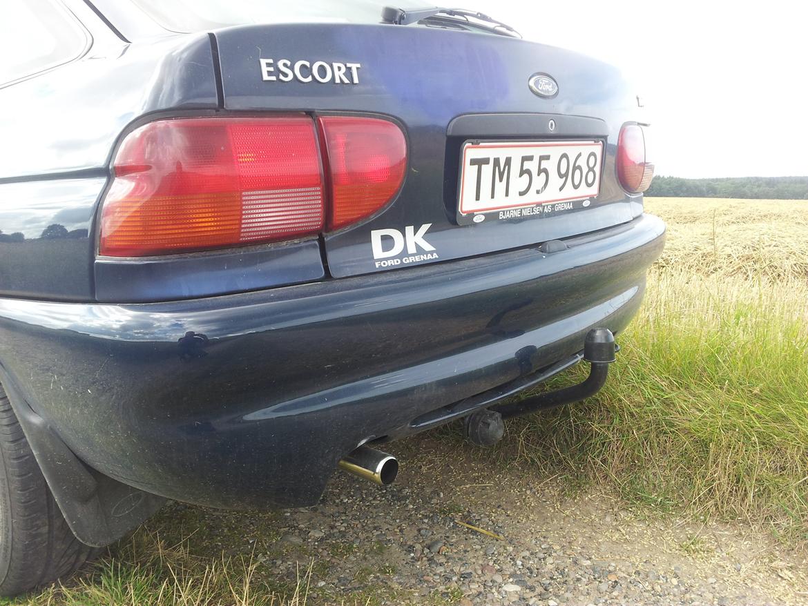 Ford Escort 1.6 16V CLX 5d - Kromrørhale og nymalet anhængertræk (: billede 12