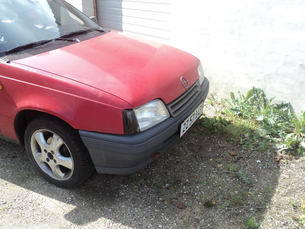 Opel Kadett e 1,3s CC - Fronten før de mørke forlygter billede 1