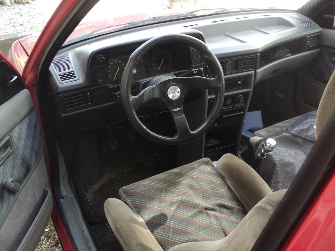 Opel Kadett e 1,3s CC - interiøret sommeren 2012. Lidt læder ville ikke skade her :D billede 3