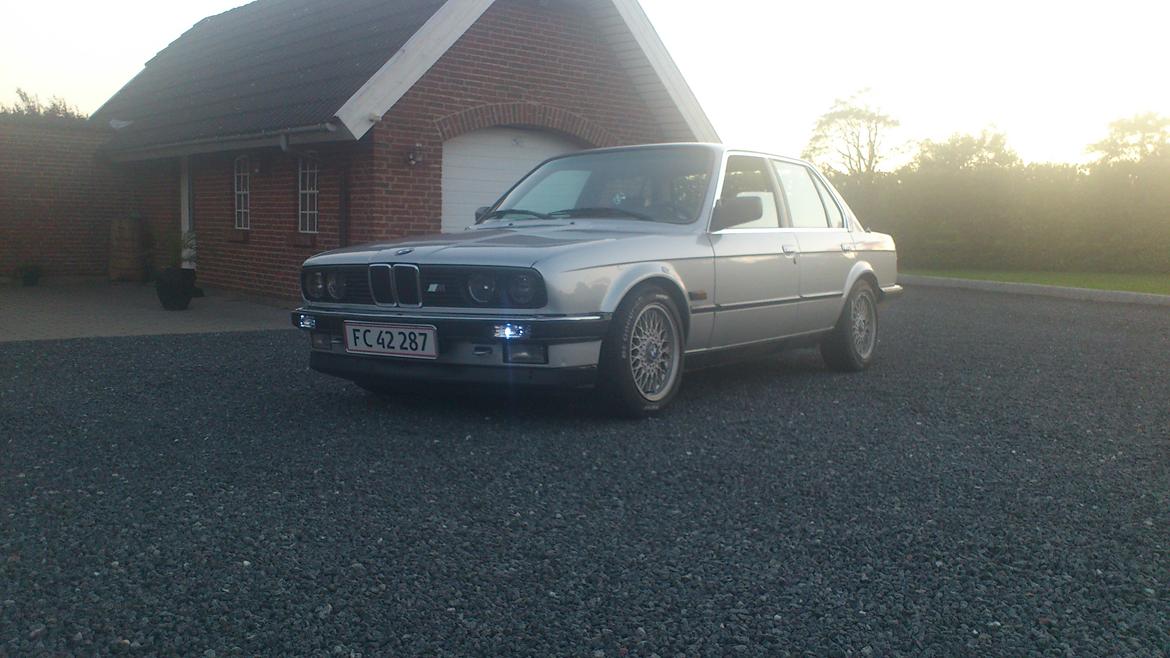 BMW E 30 325i Sedan (TOTAL SKADET) billede 5