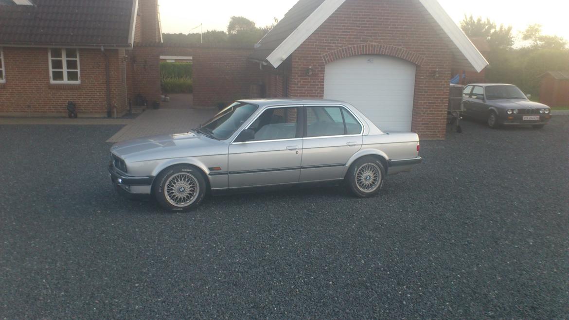 BMW E 30 325i Sedan (TOTAL SKADET) billede 6