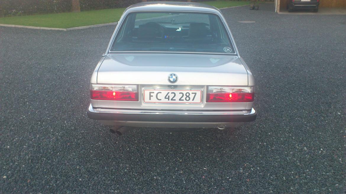 BMW E 30 325i Sedan (TOTAL SKADET) billede 7
