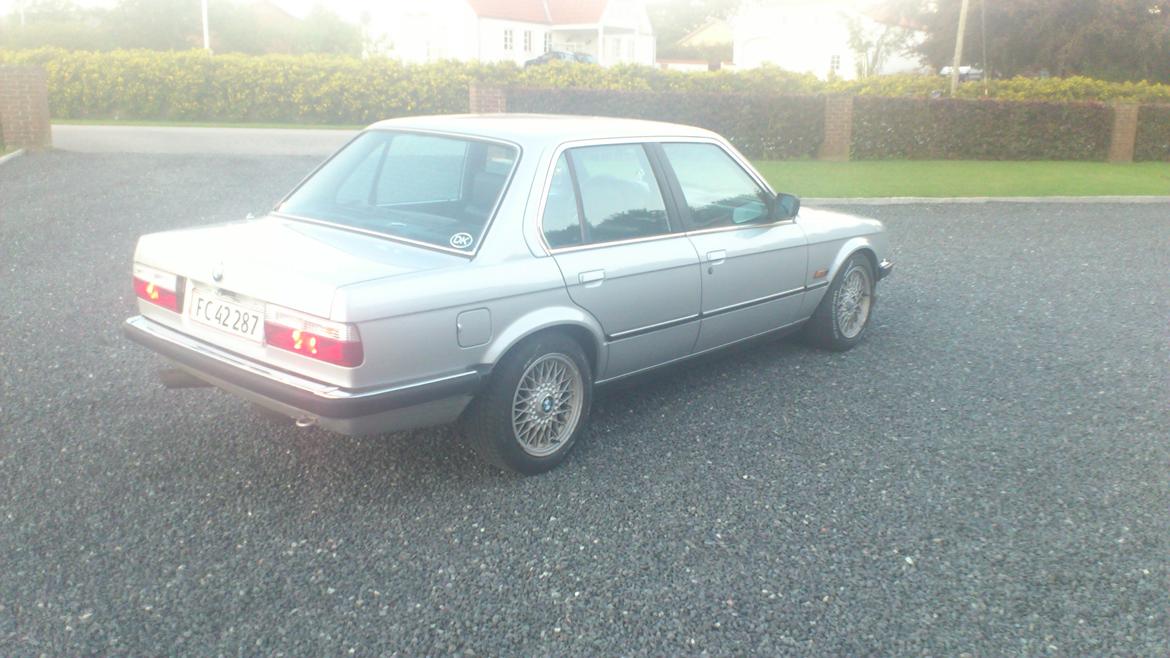 BMW E 30 325i Sedan (TOTAL SKADET) billede 8