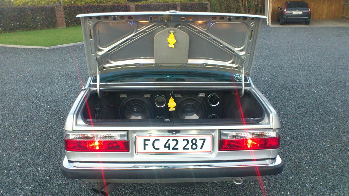 BMW E 30 325i Sedan (TOTAL SKADET) billede 10