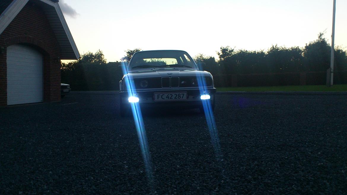 BMW E 30 325i Sedan (TOTAL SKADET) billede 11