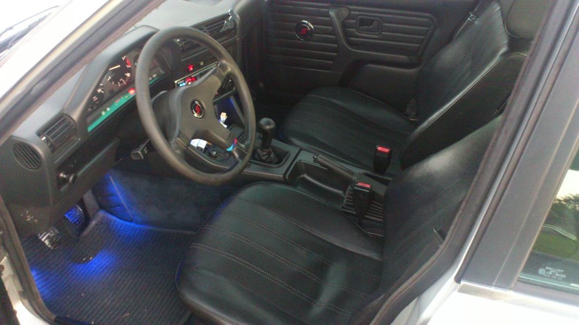 BMW E 30 325i Sedan (TOTAL SKADET) billede 14