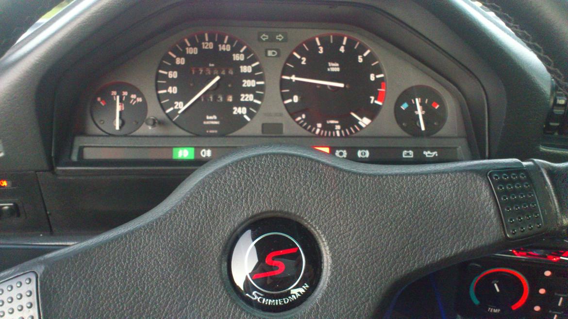 BMW E 30 325i Sedan (TOTAL SKADET) billede 18