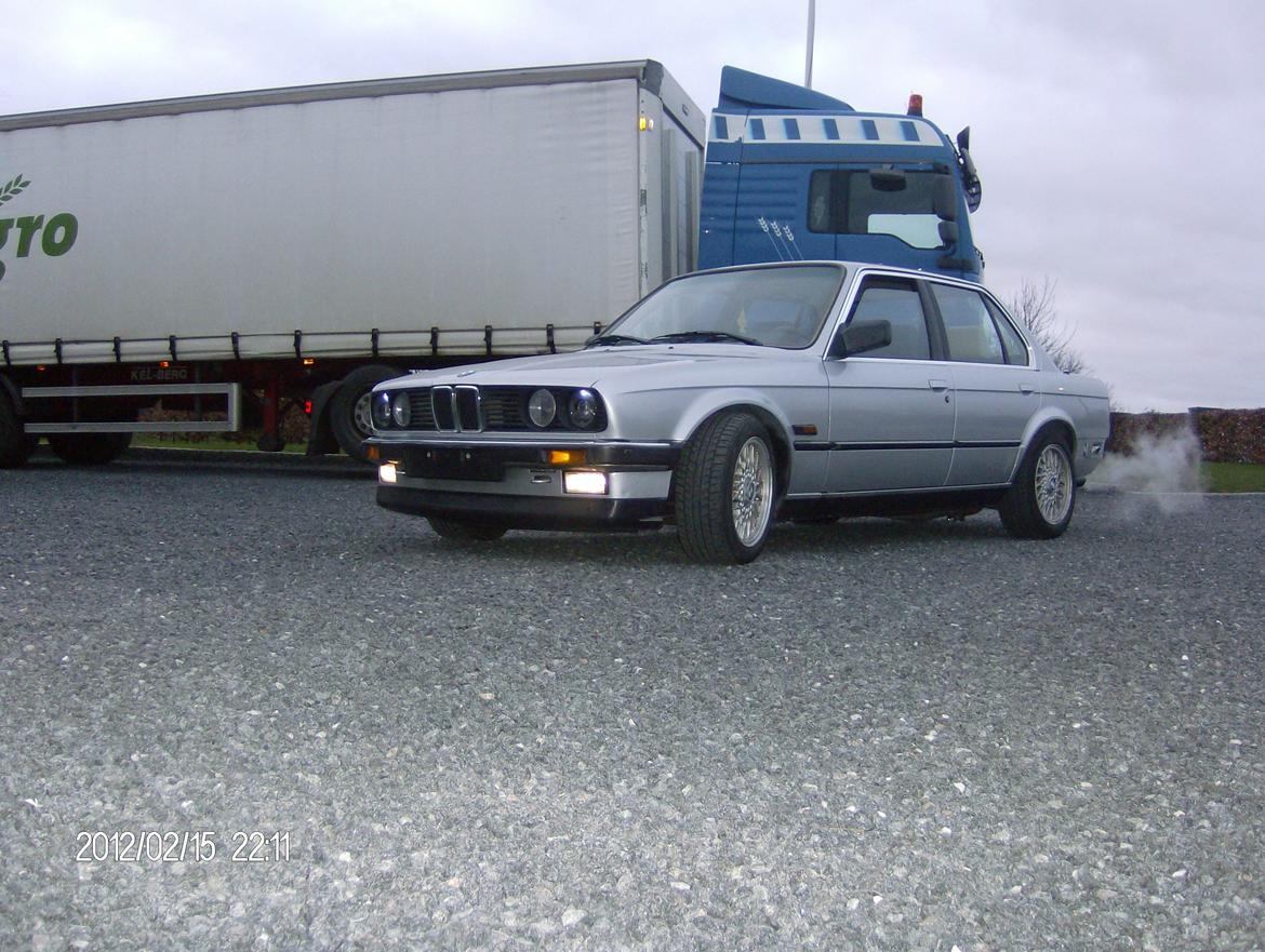 BMW E 30 325i Sedan (TOTAL SKADET) billede 19