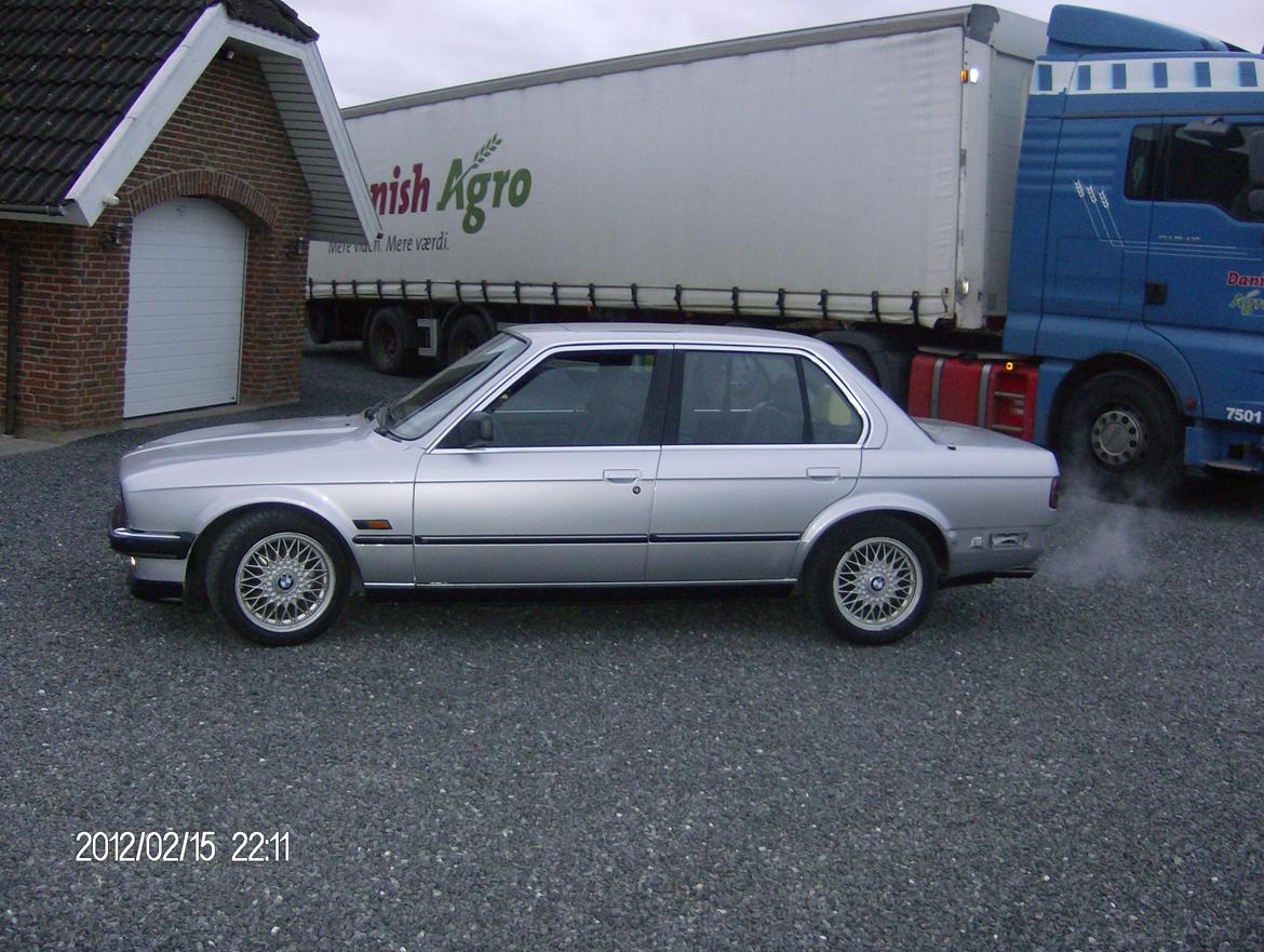 BMW E 30 325i Sedan (TOTAL SKADET) billede 20