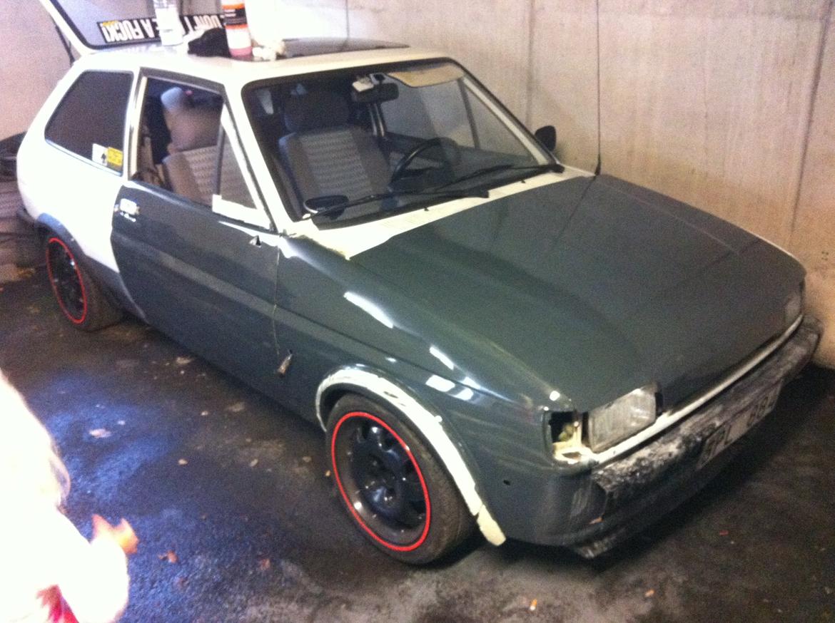 Ford Fiesta 1.4i VIP - Igangværende 50$ paint job - Malet med rulle og pensel billede 10