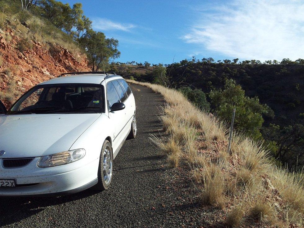 Amerikaner Holden Commodore 3.8L V6 VTII Wagon - Mount Oxley (Australien) i baggrunden. billede 1