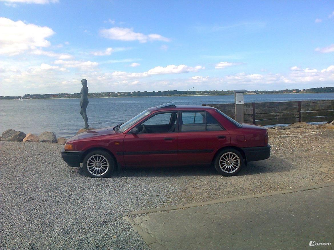Mazda 323 sedan billede 1