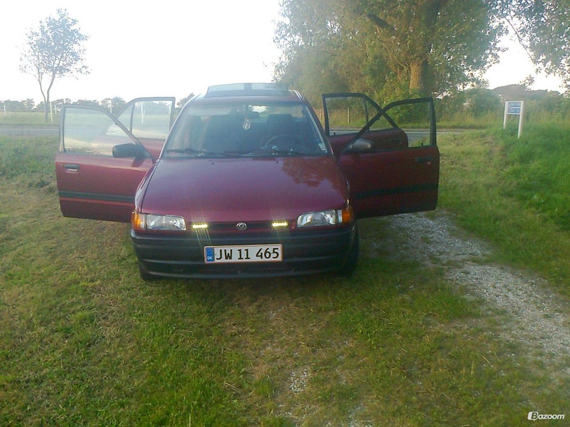 Mazda 323 sedan billede 2