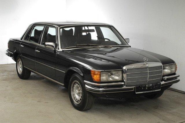 Mercedes Benz 450 SEL W116 - Klassisk S-klasse Mercedes fra 70'erne. Var årets bil i 1974. Klassisk mørkeblå passer godt til modellen.

Her fotograferet i Hamborg hos "Garage 11" hvor bilen er købt. Kommer du til Hamborg er "Garage 11" altid et besøg værd. www.garage-11.de  billede 1