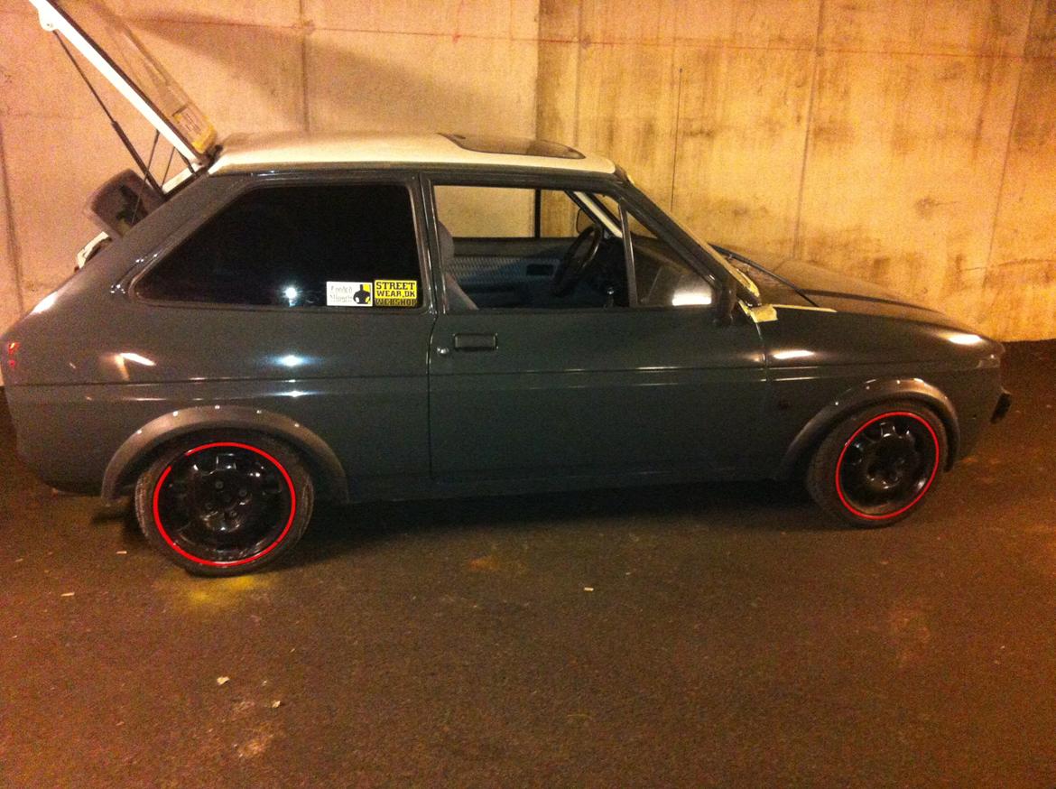 Ford Fiesta 1.4i VIP - Ca. halvvejs med budget-farveskiftet.. Noget af glansen er forsvundet efter malingen er hærdet op, men jeg satser på at "finde" den frem igen, når jeg på et tidspunkt får vandslebet og poleret hele bilen.. billede 8