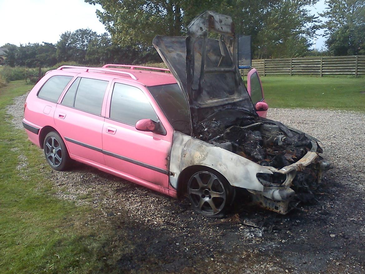 Peugeot 406 stcar BRÆNDT - dette er sket D09-09-2012 kl 00,30 så det er squ lidt trist at opdage dette er sket billede 14