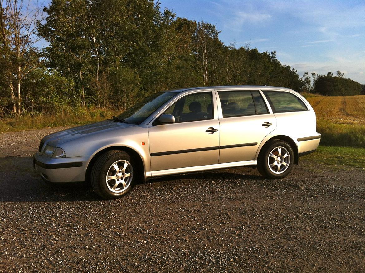 Skoda Octavia 1,6 GLXi Combi billede 1