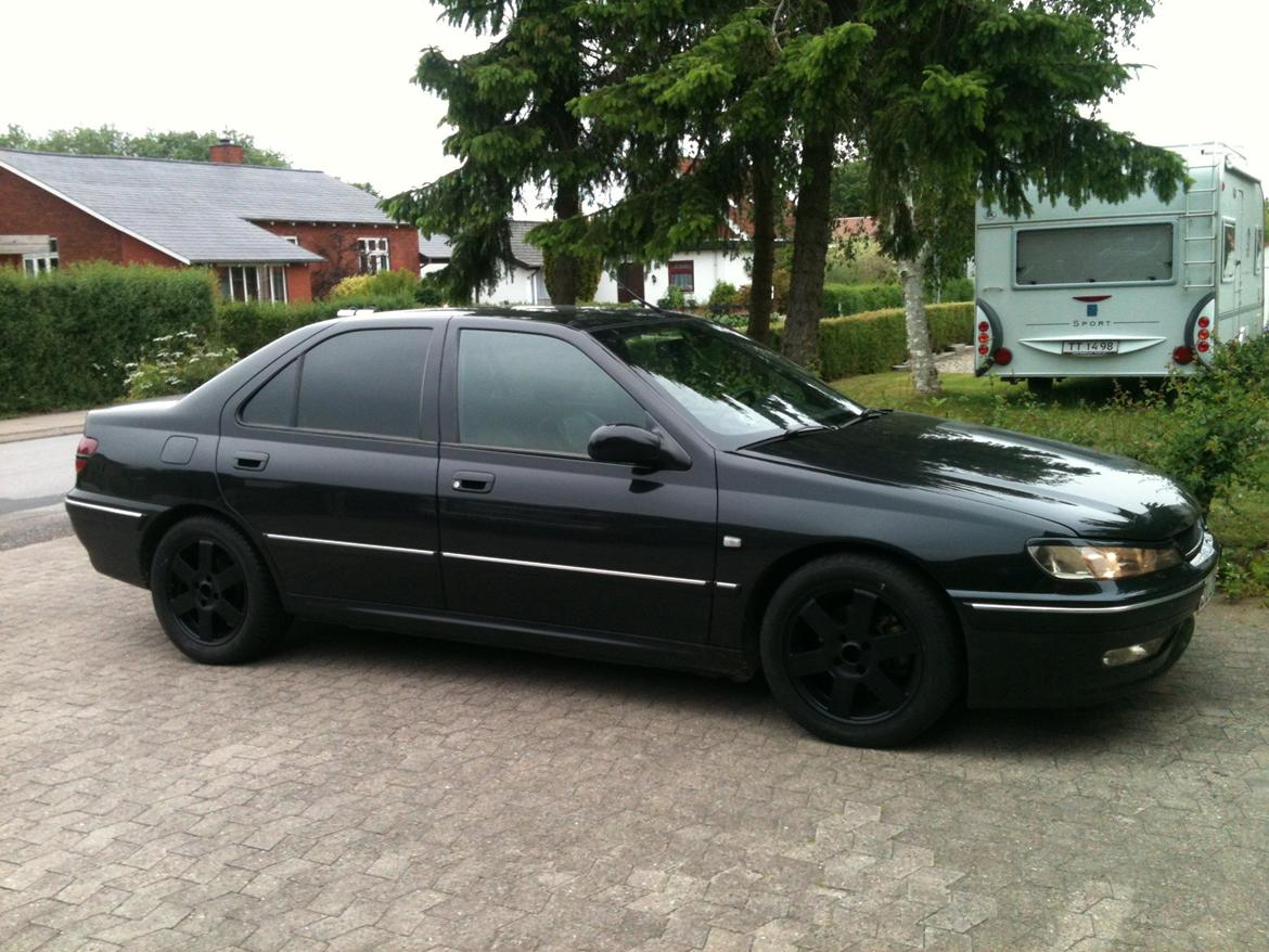 Peugeot 406 TS4 - Fik nogle billige 16" Peugeot Sport fælge som hurtigt blev sorte. Så ser den lidt ondere ud billede 16