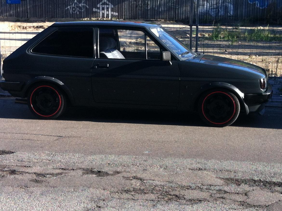 Ford Fiesta 1.4i VIP - Så blev den færdig malet - der mangler dog fortsat lidt finish rundt omkring, og hjelm og tag skal males om :-( billede 4