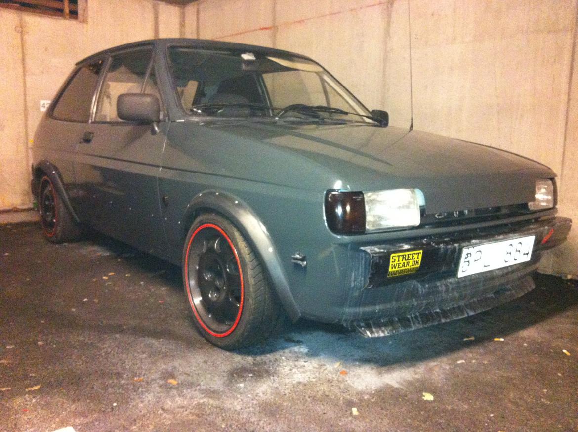 Ford Fiesta 1.4i VIP - Så har den gamle fiesta netop fået sidste lag - men tag og front klap blev noget skidt, så det skal laves om :-/ billede 7