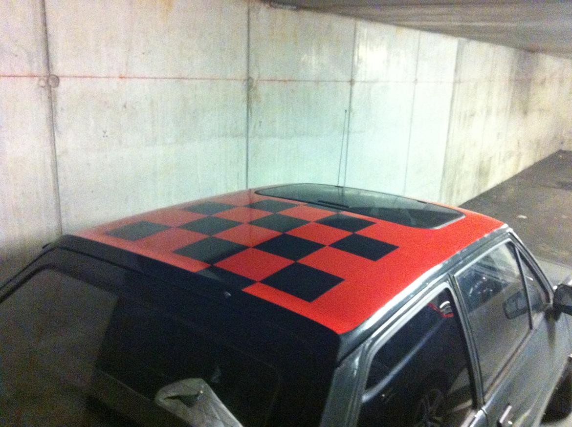 Ford Fiesta 1.4i VIP - Checkered roof in progress.. Taget var ikke blevet så kønt efter "lakeringen" og jeg magter ikke at lave det om lige nu - så det bliver til lidt spas gak og løjer istedet.. :-) billede 5