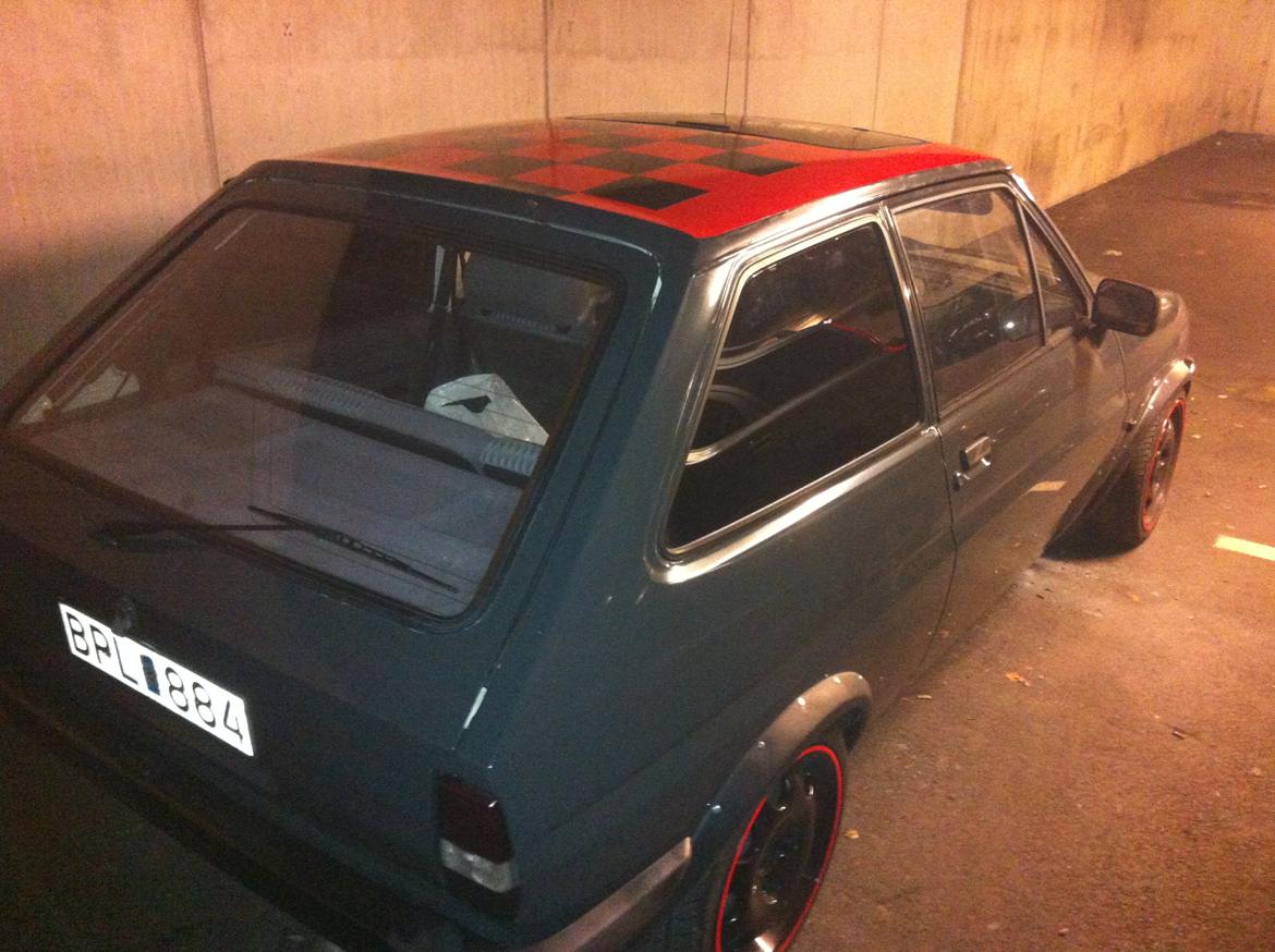 Ford Fiesta 1.4i VIP - Checkered roof in progress.. Taget var ikke blevet så kønt efter "lakeringen" og jeg magter ikke at lave det om lige nu - så det bliver til lidt spas gak og løjer istedet.. :-) billede 6