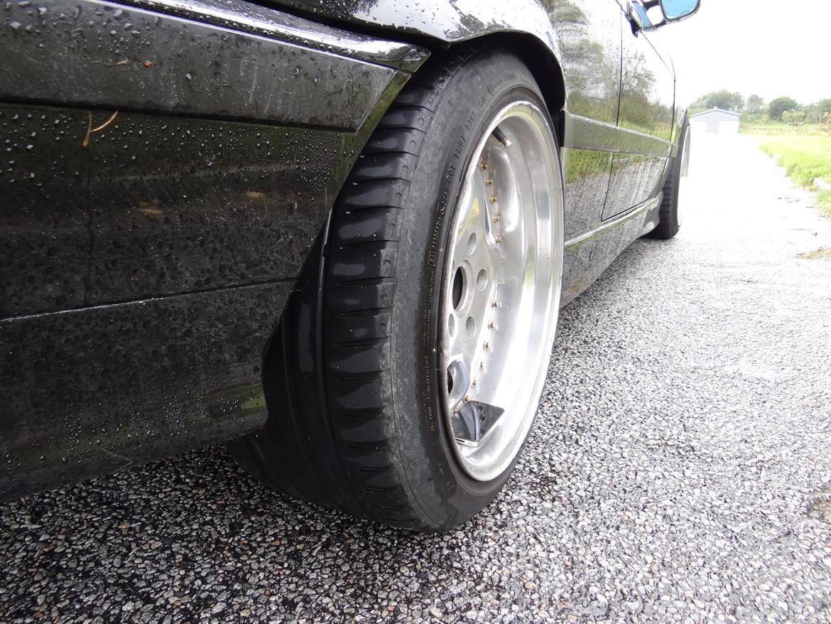 BMW E36 325i Coupé - Dejligt brede... Og endeligt noget en iPhone kunne bruges til... ;) billede 4