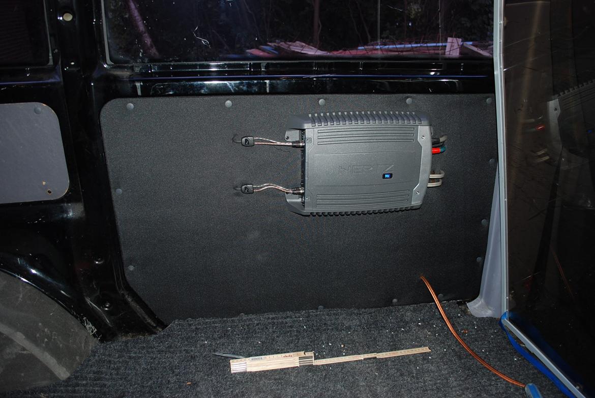 Mercedes Benz Vito 112 CDI Solgt - Jeg har beklædt den ene plade med filt og derefter nylon, til Hertz forstærkeren billede 5