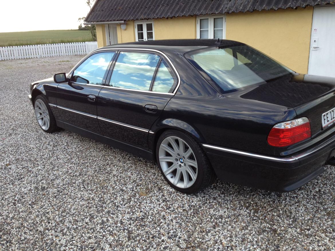 BMW 750 billede 2