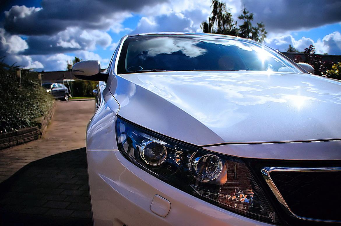 Kia Optima Spirit Automatic (Infinity/Keyless go) - Dual projector forlygter med hvide sidemarkers (i US modellen er det kun single projector og der er sidemarkers orange i lygterne) med indbygget kurvelys som fader op og ned, når man drejer rattet. billede 3