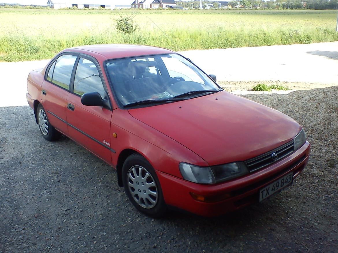 Toyota Corolla E10 sedan billede 1