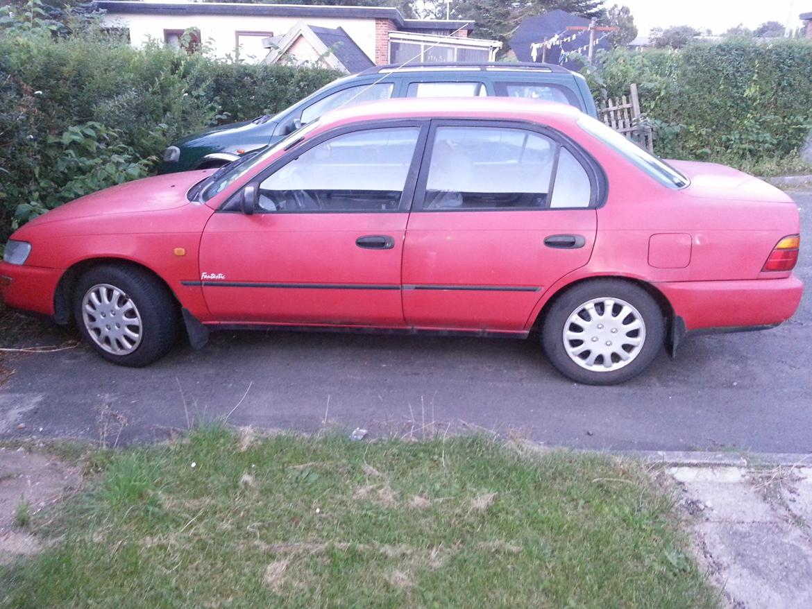 Toyota Corolla E10 sedan billede 2