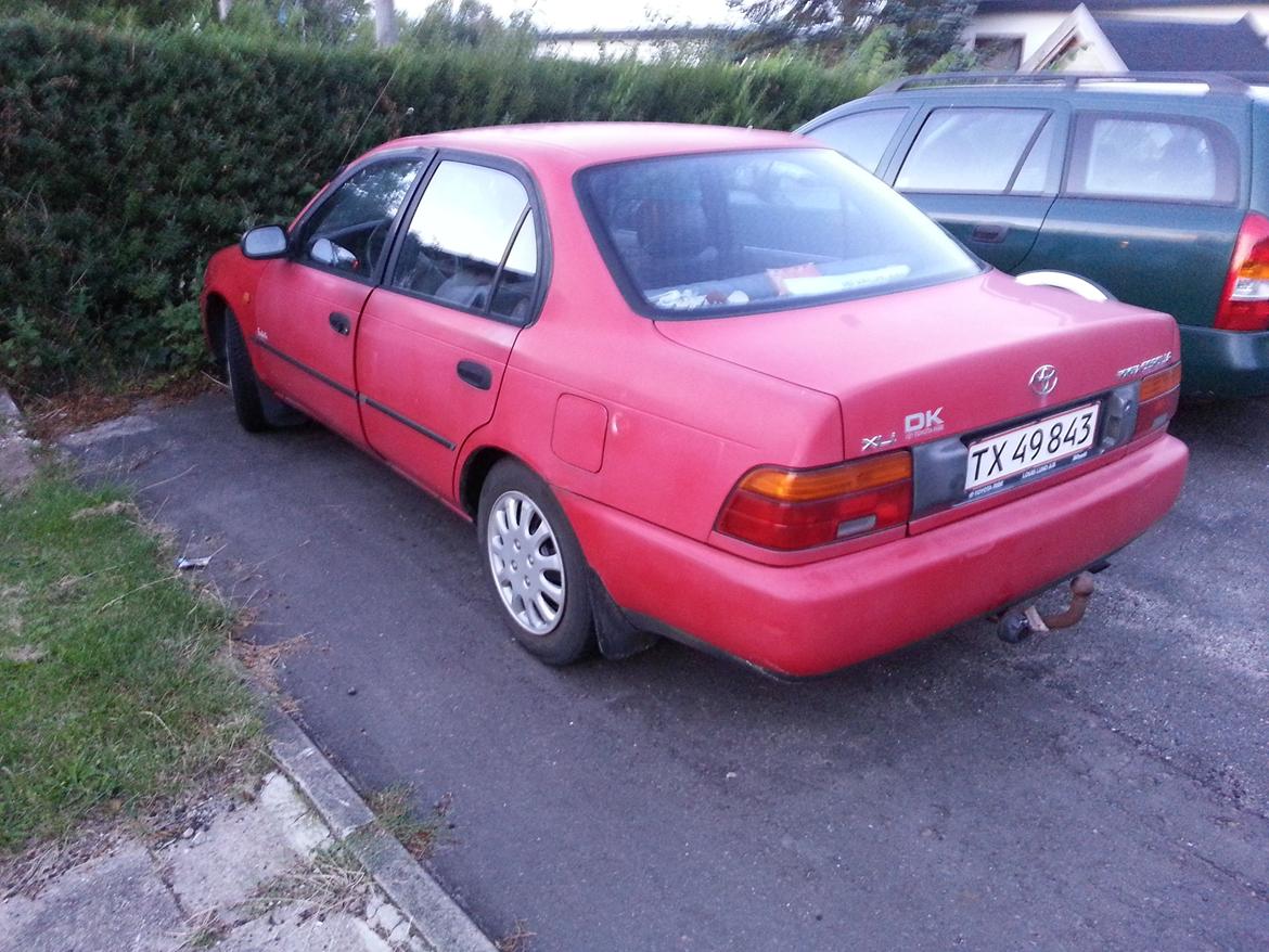 Toyota Corolla E10 sedan billede 3