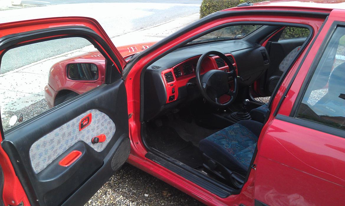 Nissan Almera 1,4 GX Twincam N15 - så blev interiøret malet rødt.  billede 16
