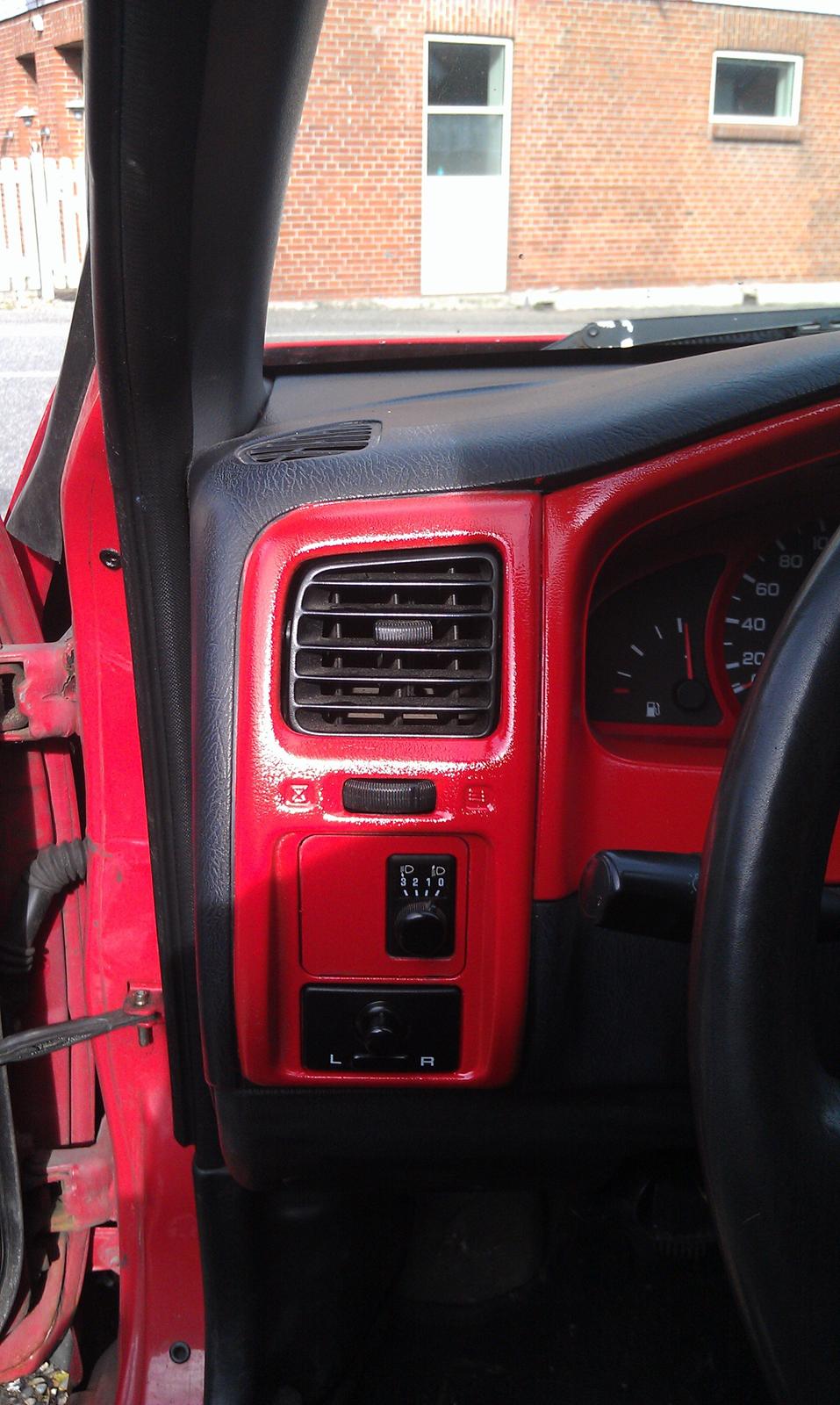 Nissan Almera 1,4 GX Twincam N15 - så blev interiøret malet rødt.  billede 19
