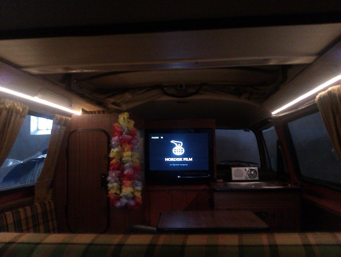 VW t2 camper - led lys kan dæmpes efter ønske.
fladskærm som gemmes i skab billede 4