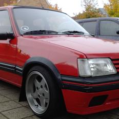 Peugeot 205 SRI