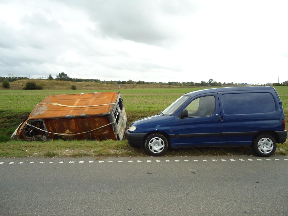 Peugeot Partner FAP (arbejdshesten) - I vanlig Peugeot stil har min bil naturligvis også selvantændt, det var dog kun nabobilen der skete noget med. billede 19
