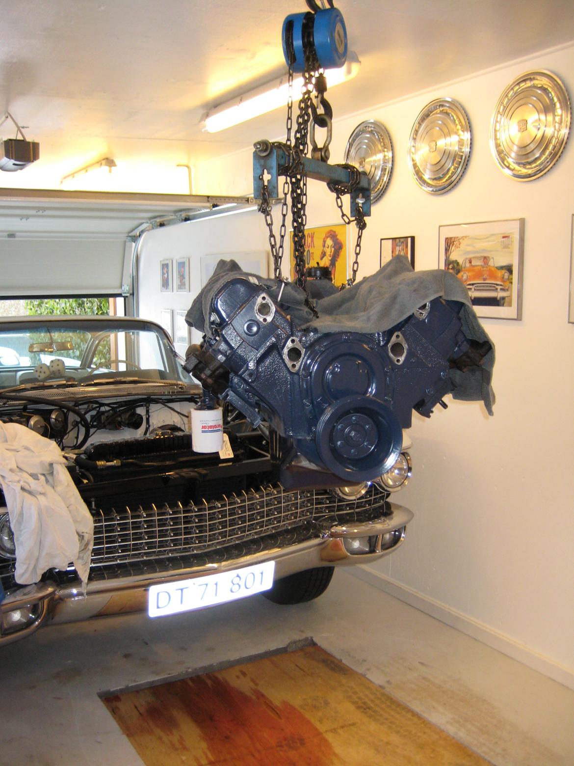 Cadillac Coupe De Ville - Renoveret og malet i rigtig Cadillac blå, klar til blive lagt i billede 4